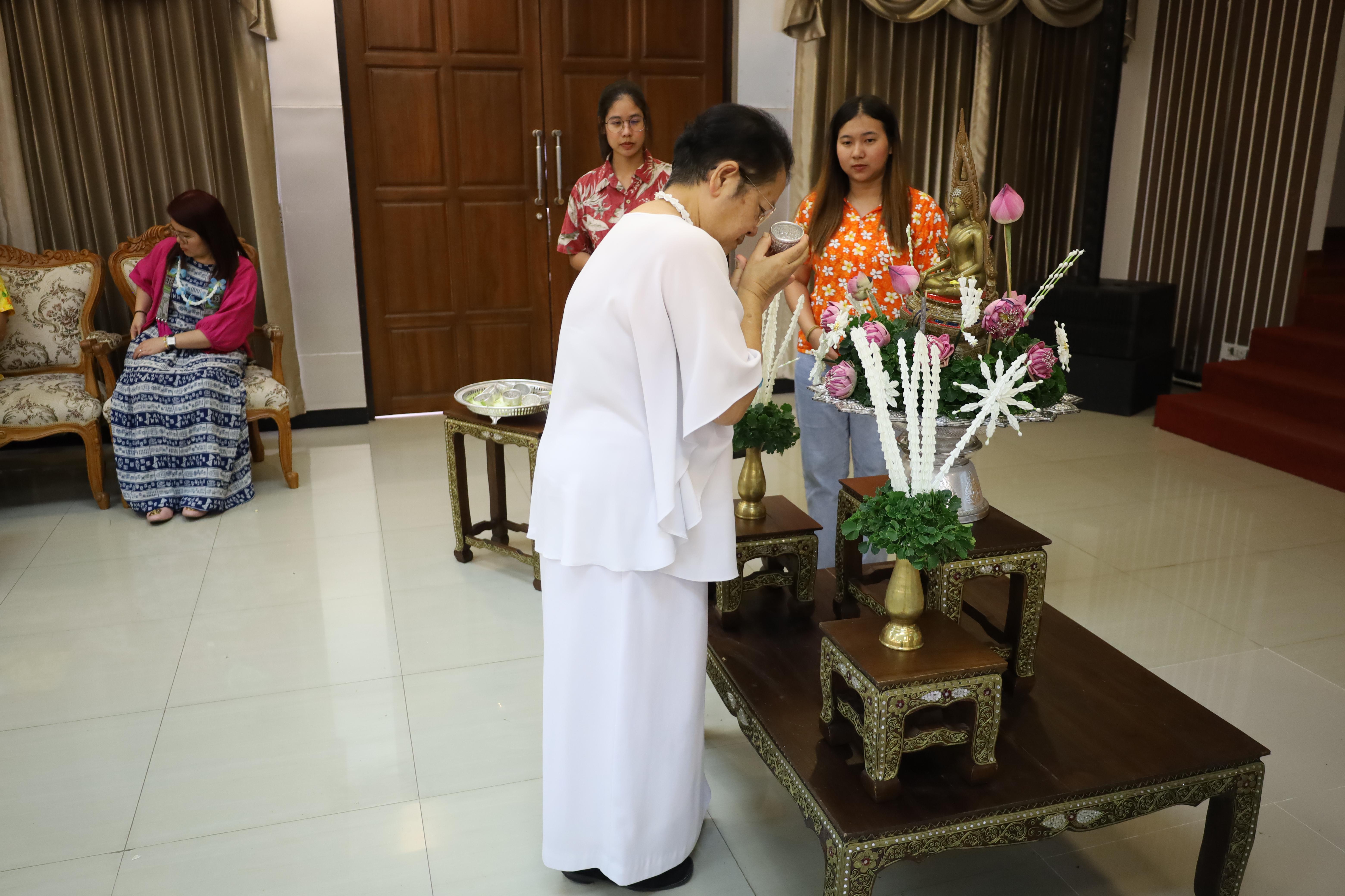 255. วันที่ 26 เมษายน 2568 สาขาการบริหารการศึกษา ได้จัดกิจกรรมรดน้ำดำหัวคณาจารย์ระดับบัณฑิตศึกษา ประจำสาขาการบริหารการศึกษา ณ ห้องประชุมครุร่มสัก 1 ชั้น 3 อาคารคณะครุศาสตร์